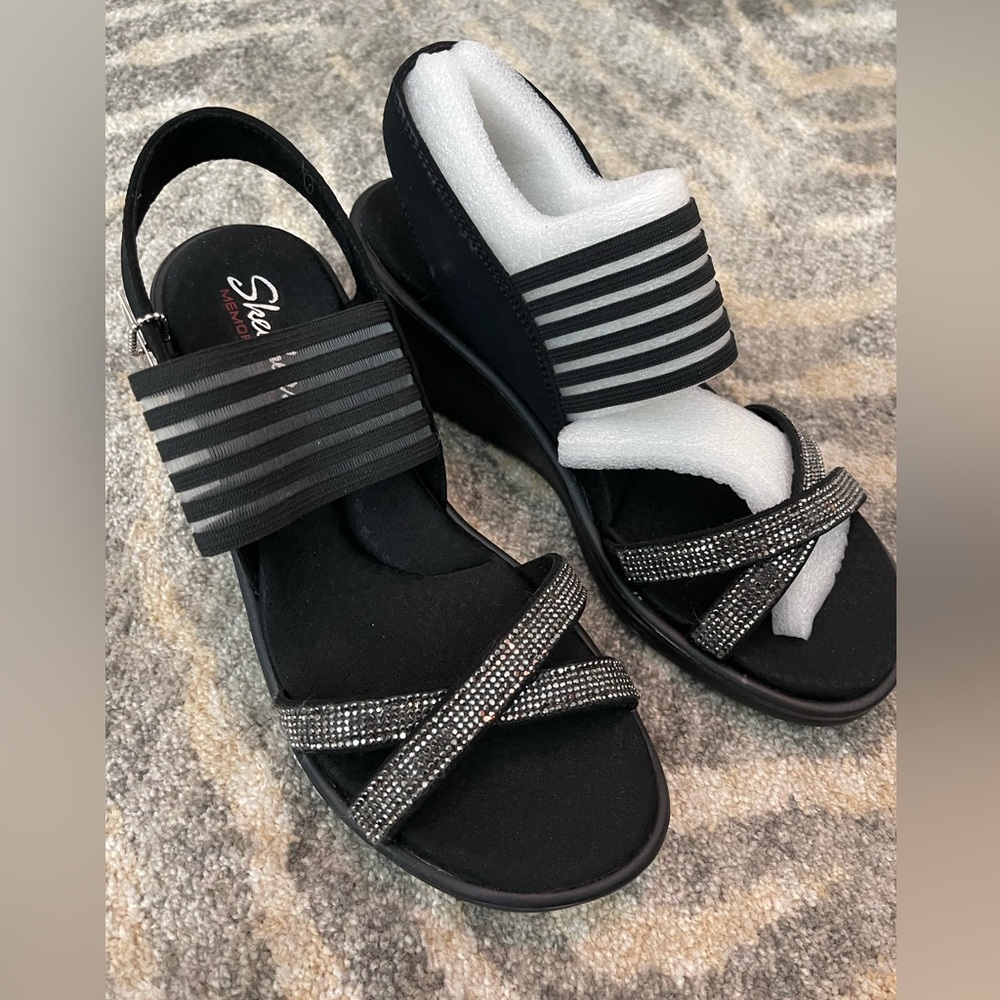 NWT Memory Foam Rhinestone Skechers Sandals